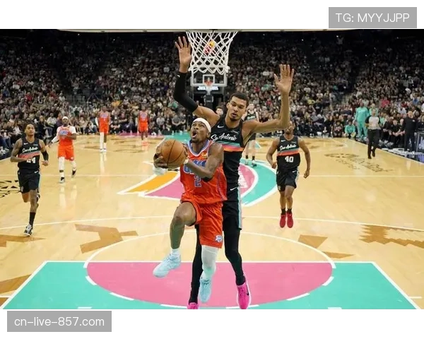 马刺五外进攻体系拉开空间,文班亚马弧顶持球决策创造战术多样性 马刺五外进攻体系拉开空间,文班亚马弧顶持球决策创造战术多样性